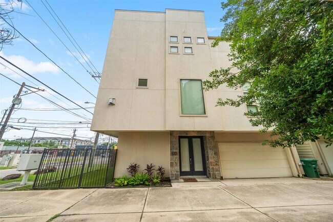 Building Photo - 904 Roy St