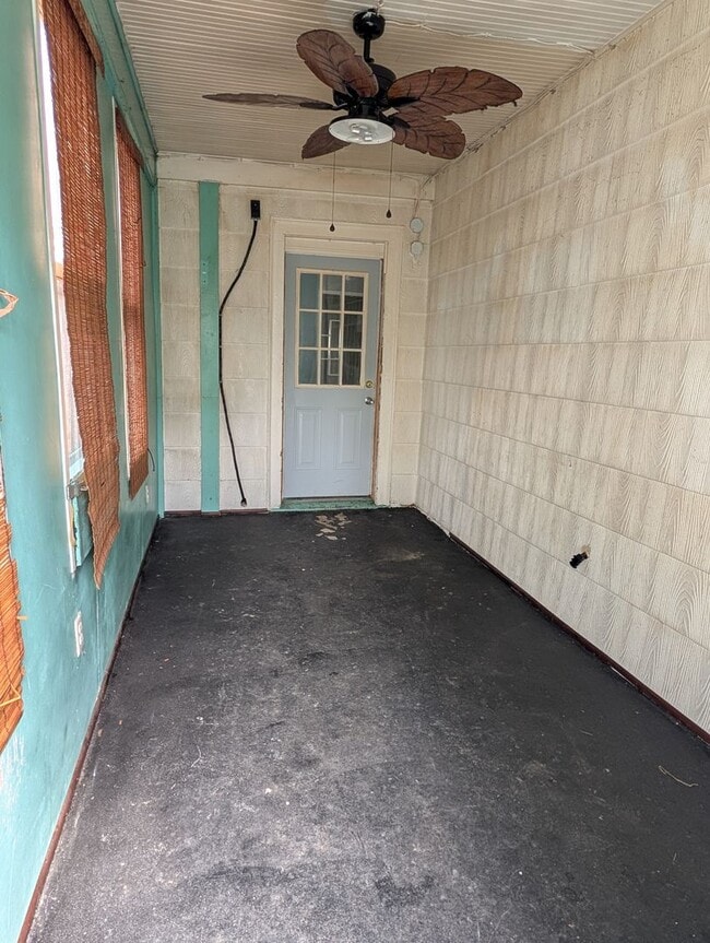 Building Photo - Spacious 1st floor apartment