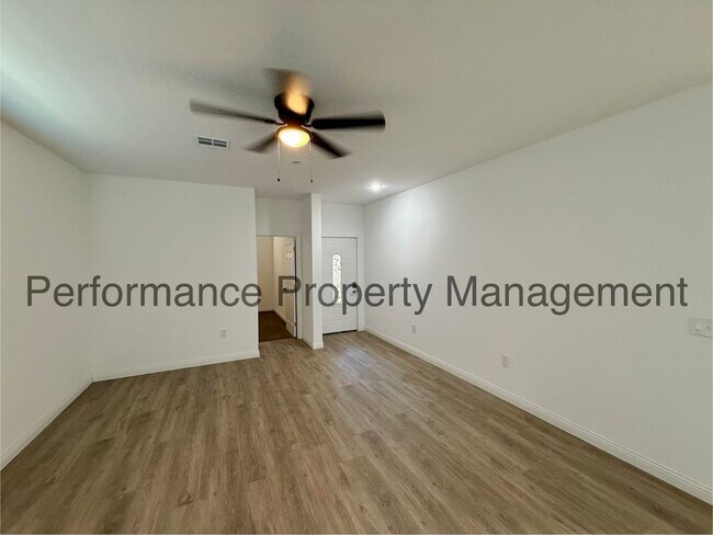 Building Photo - Modern 4 Bed/2 Bath E Bakersfield Home w/ RBP & Security Deposit Alternative Option