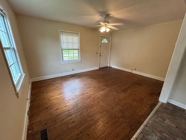 Building Photo - 106 Whaley St