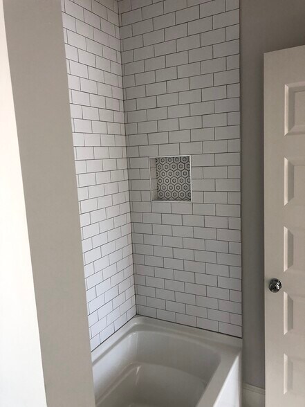 Shower niche - 2121 Roslyn Ave