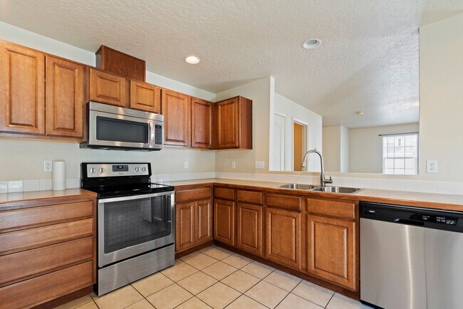 Building Photo - Very Clean 3 Bedroom Home with Community P...