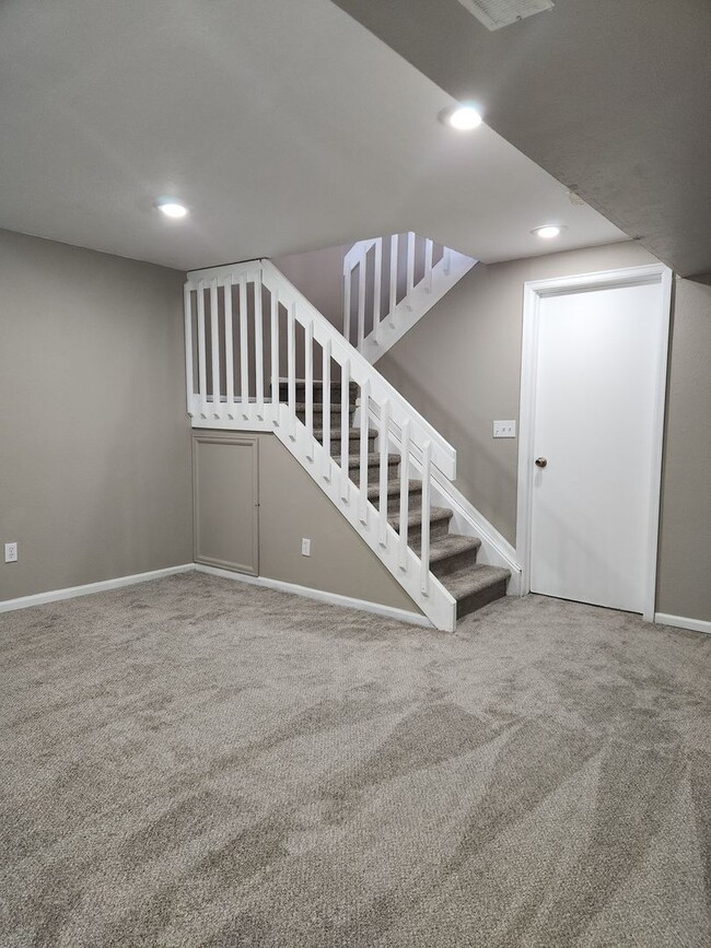 Building Photo - Beautiful Townhome at Monterey Community in Centennial!