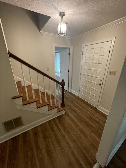 Building Photo - 812 Glen Eden Dr