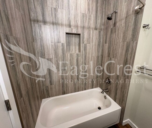 Building Photo - Three Bedroom, Two Bathroom Home in Eastgate