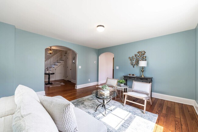 Building Photo - Walk to Main Street Restaurants and Downtown! Charming home, just like grandma's house!
