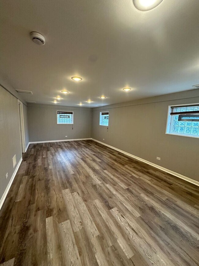 Building Photo - 923 W 187th St