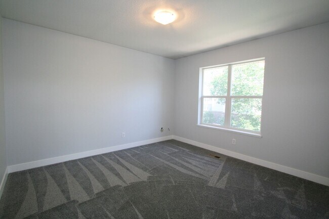 Building Photo - Desired End Unit Townhouse Available!