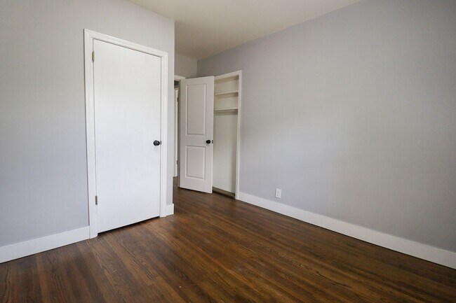 Building Photo - 3 Bed | 1 Bath | Mid Town | $1400