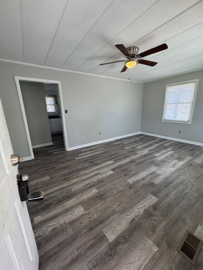 Building Photo - Newly Remodeled 3 Bedroom 1 Bath *Half off First Month*