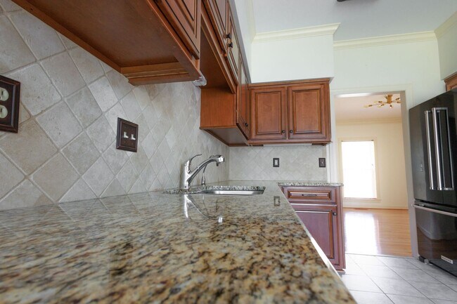 Building Photo - Charming 3-Bedroom/ 2.5 Bath Home in Royal...