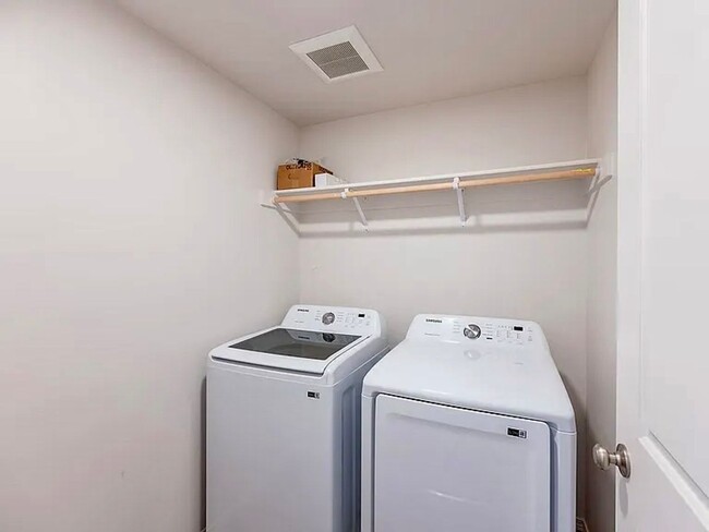 Building Photo - Well, maintained three bedroom 2 1/2 bath ...