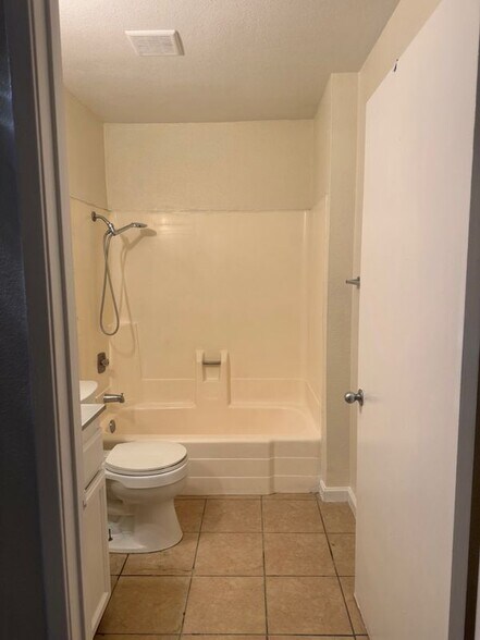 Building Photo - 831 N San Antonio Ave