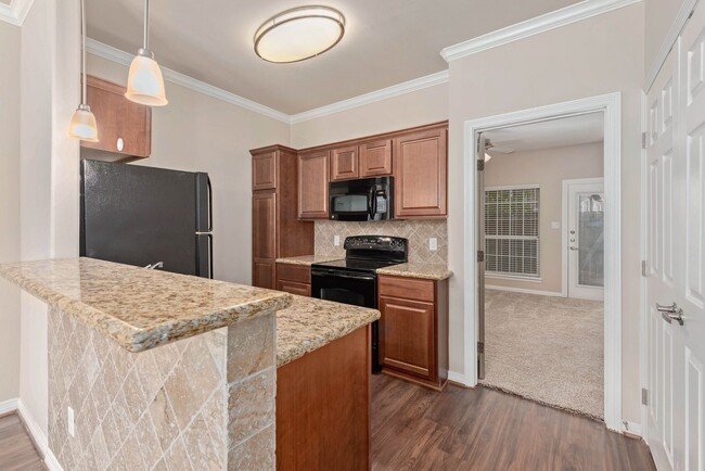 Building Photo - AUGUST PRE-LEASE!!!  Spacious 1 Bed, 1 Bat...
