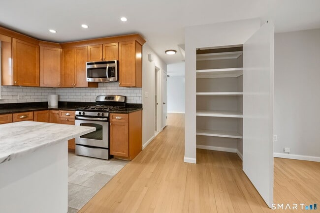 Building Photo - 5 River St