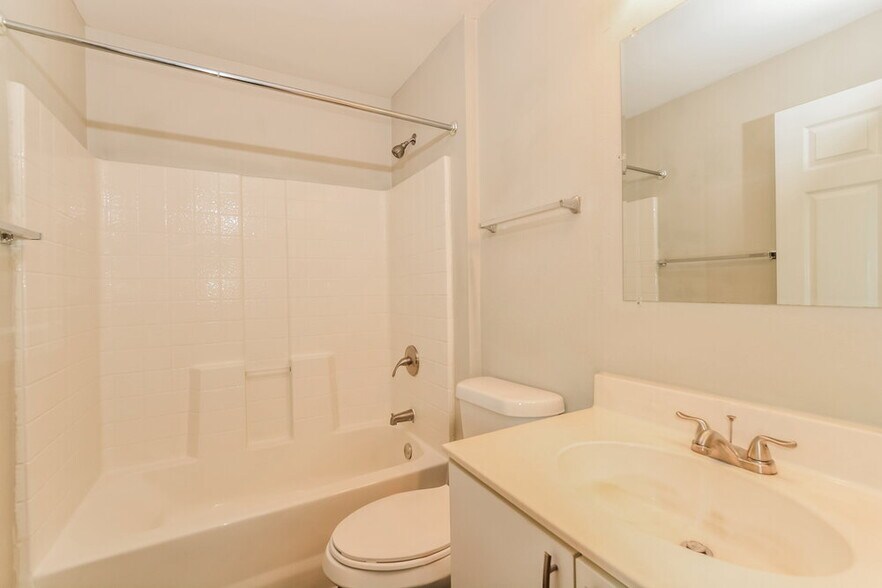 Building Photo - 4102 Iveyglen Ave