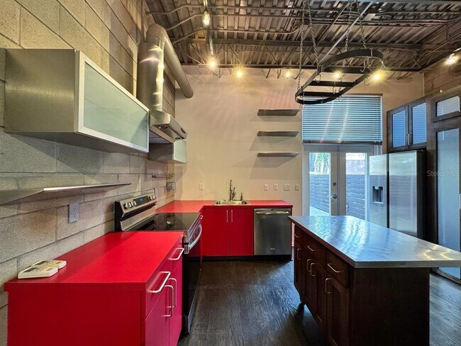 Building Photo - 2511 W Azeele St