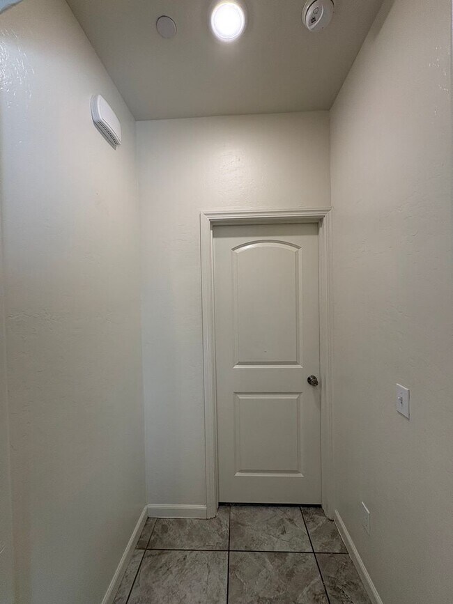 Building Photo - Beautiful home in a gated community Rent Ready!