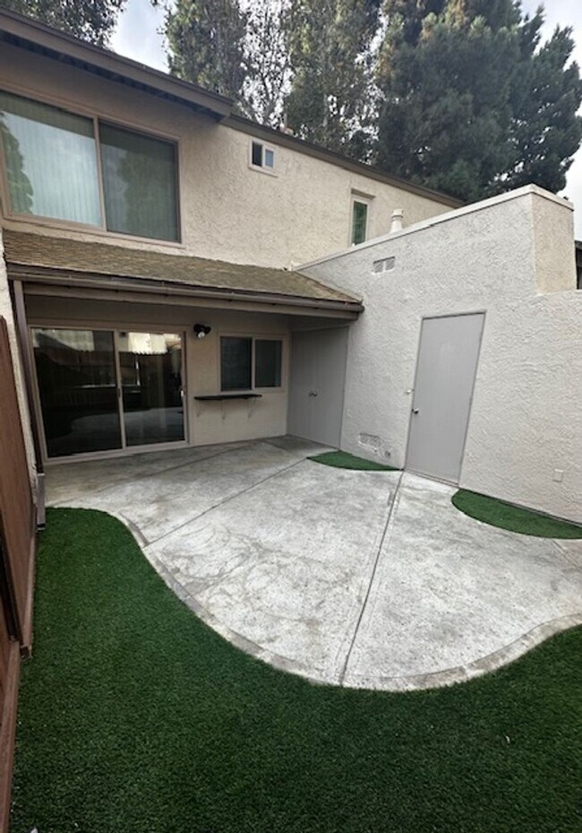 Building Photo - Gorgeous, Updated Todd Ranch Townhome