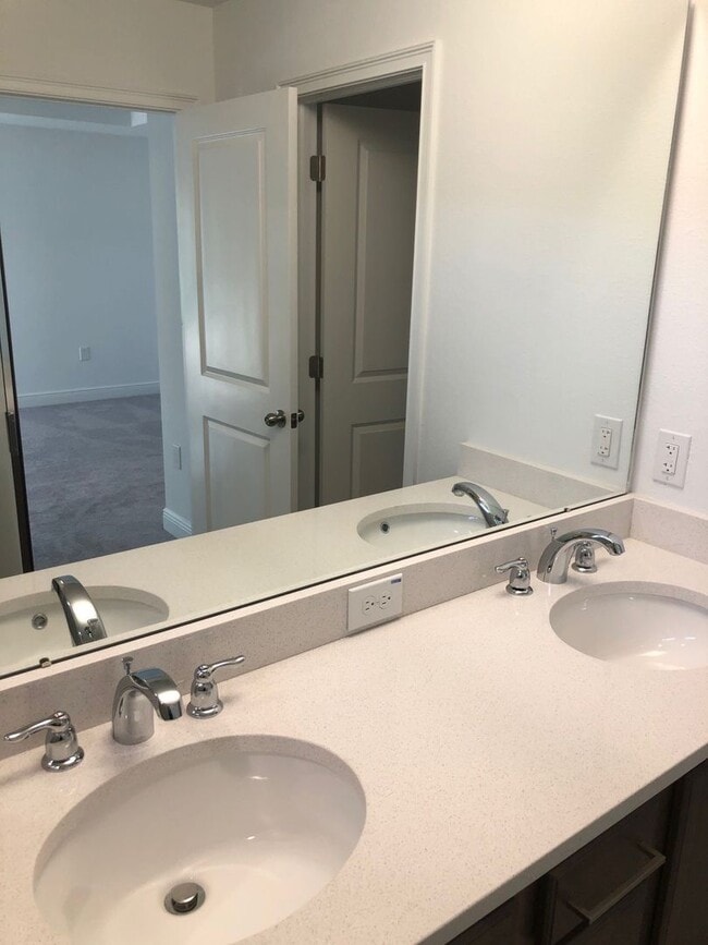 Building Photo - 310 E Ford St