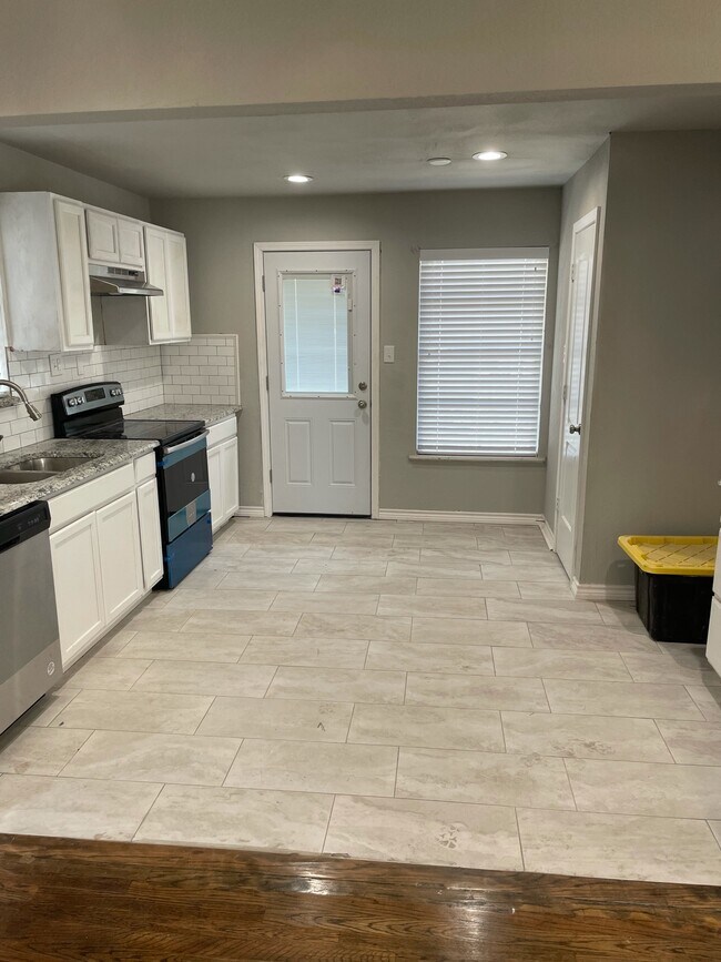 Building Photo - 613 S Andrews Ave