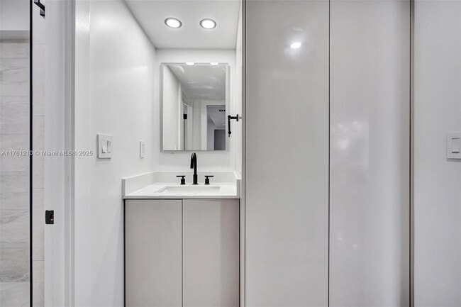 Building Photo - 6039 Collins Ave