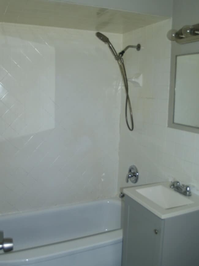 Building Photo - 17 Oak Ln