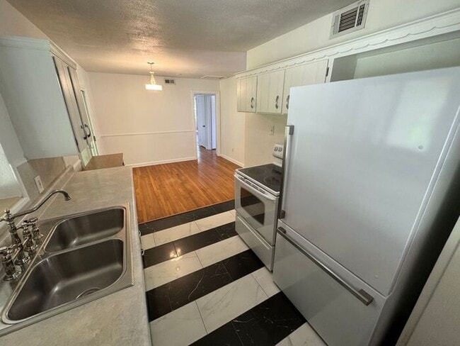 Building Photo - Pensacola - 2 bedroom, 2 bathroom w/ sunro...