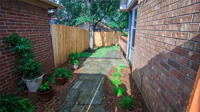 Building Photo - Boxwood Drive