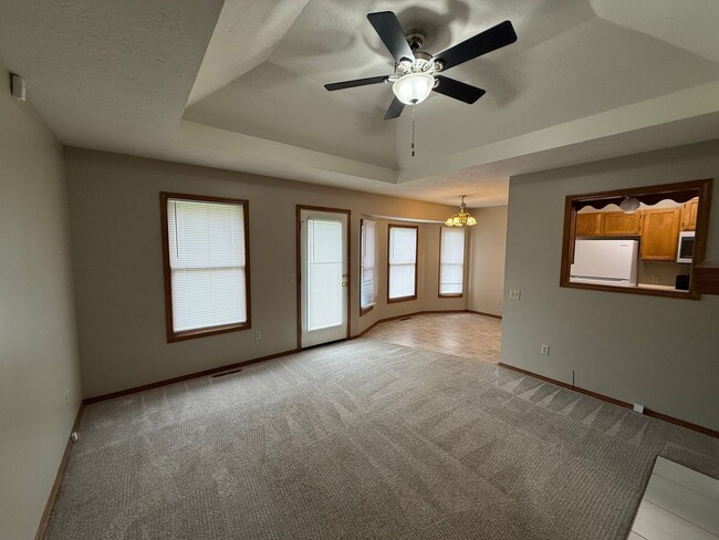 Building Photo - 2 bed 2 bath duplex