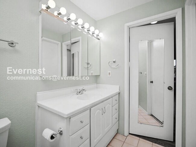 Building Photo - 9398 Redmond - Woodinville Rd NE