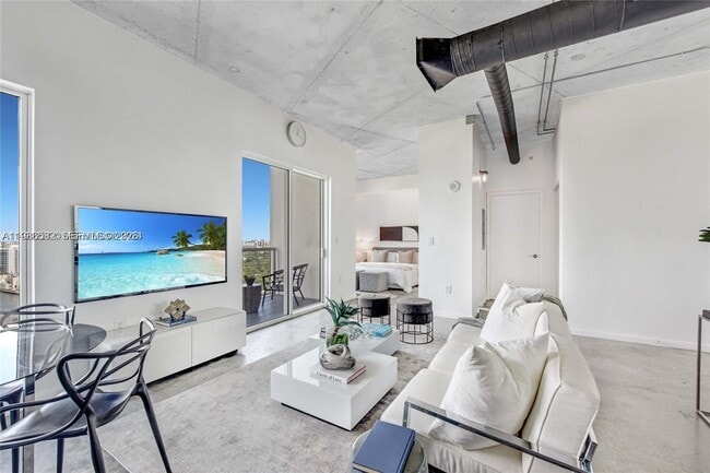 Building Photo - 10 SW South River Dr