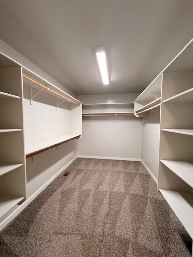 Building Photo - Beautiful 4 Bed, 2.5 Bath Plus Office in S...