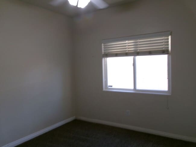 Building Photo - NW-WITH POOL !