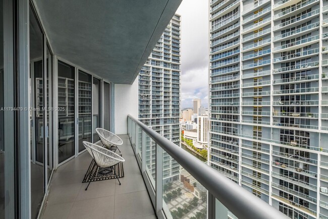 Building Photo - 495 Brickell Ave