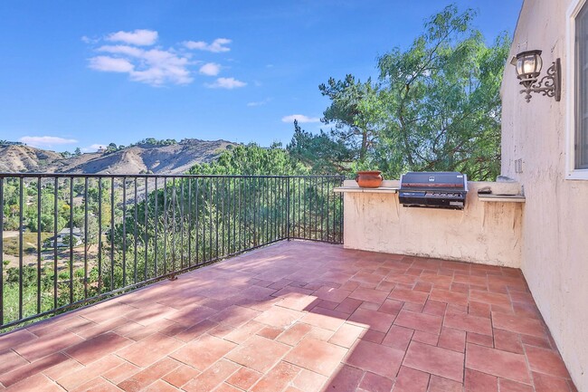 Building Photo - MOVE-IN READY, Bell Canyon 4BR w/views + o...