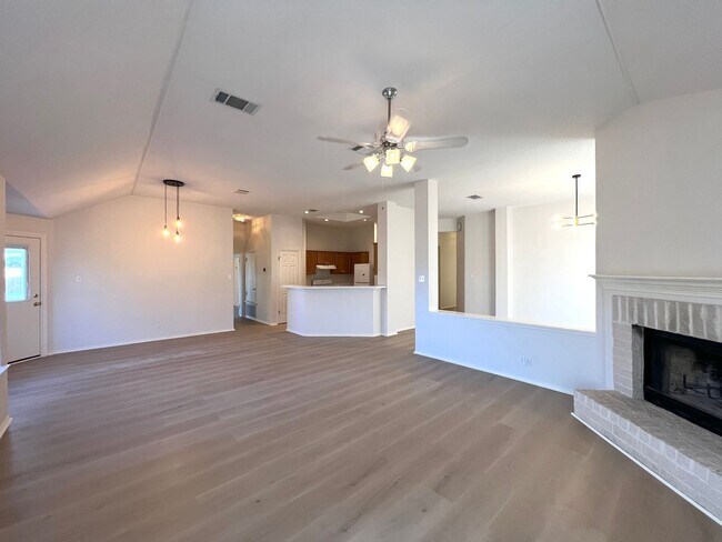 Building Photo - Single Story 4 Bedrooms 2 Bathrooms Home for Rent in Prime Northwest of Austin Location, nearby A...