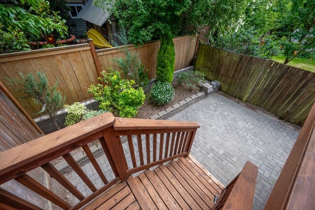 Building Photo - 3-Story Greenlake Home - Private Yard and ...
