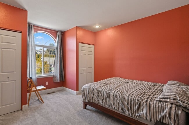 Building Photo - Beautiful 3 Bedroom 2.5 bath home with 2 c...