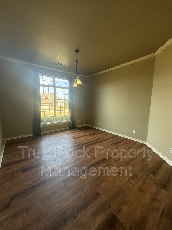 Building Photo - 817 Cypress Dr