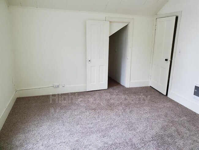 Building Photo - 327 W Main St