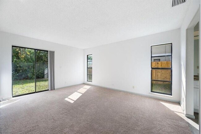 Building Photo - 2216 Amesbury Ct