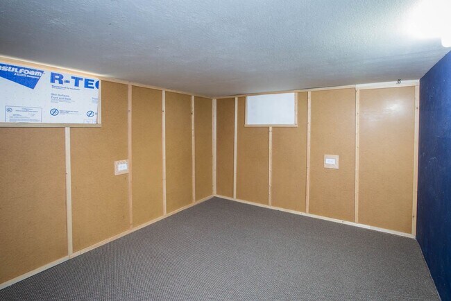 Building Photo - Centrally located single family home 2 bed...