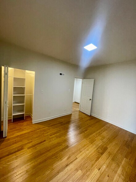 Building Photo - 3549 W Dickens Ave
