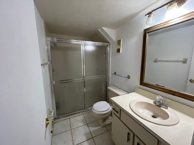 Building Photo - 1/2 Duplex For Rent !