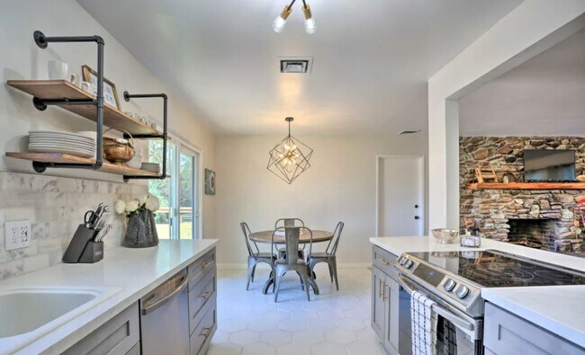 Building Photo - 40902 Ely Way