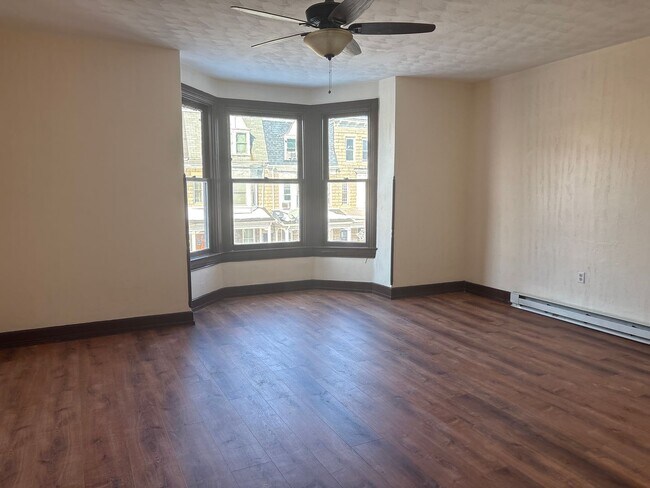 Building Photo - 3 Bedroom 1 Bath Large Rooms-York City SD