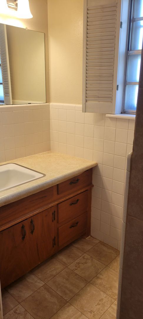 Building Photo - LARGE BRICK HOME CORNER LOT