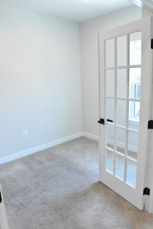 Building Photo - Fantastic Fredericksburg Townhome!