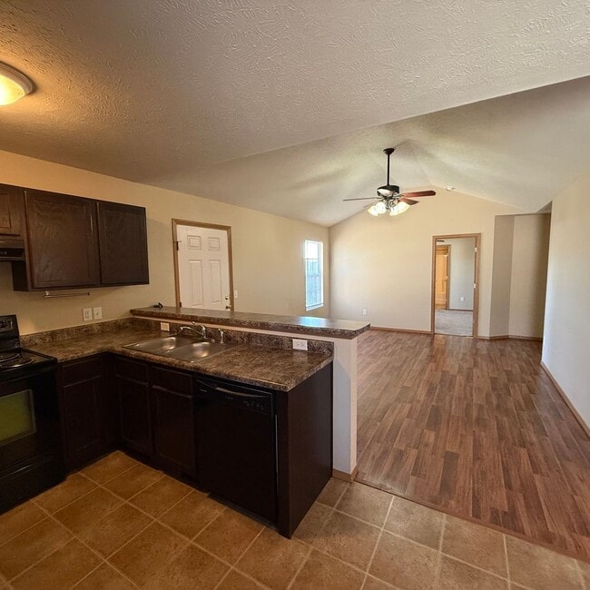 Building Photo - 3 bedroom 2 bath home in Willard School District